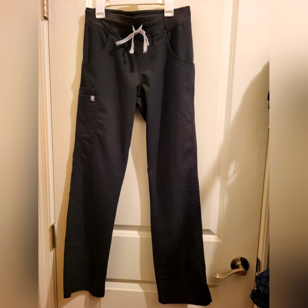 Like new! Figs Kade cargo scrub pants